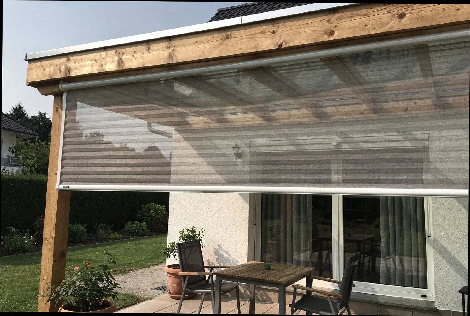 Terrassenüberdachung mit Beschattungssystem in Duisburg