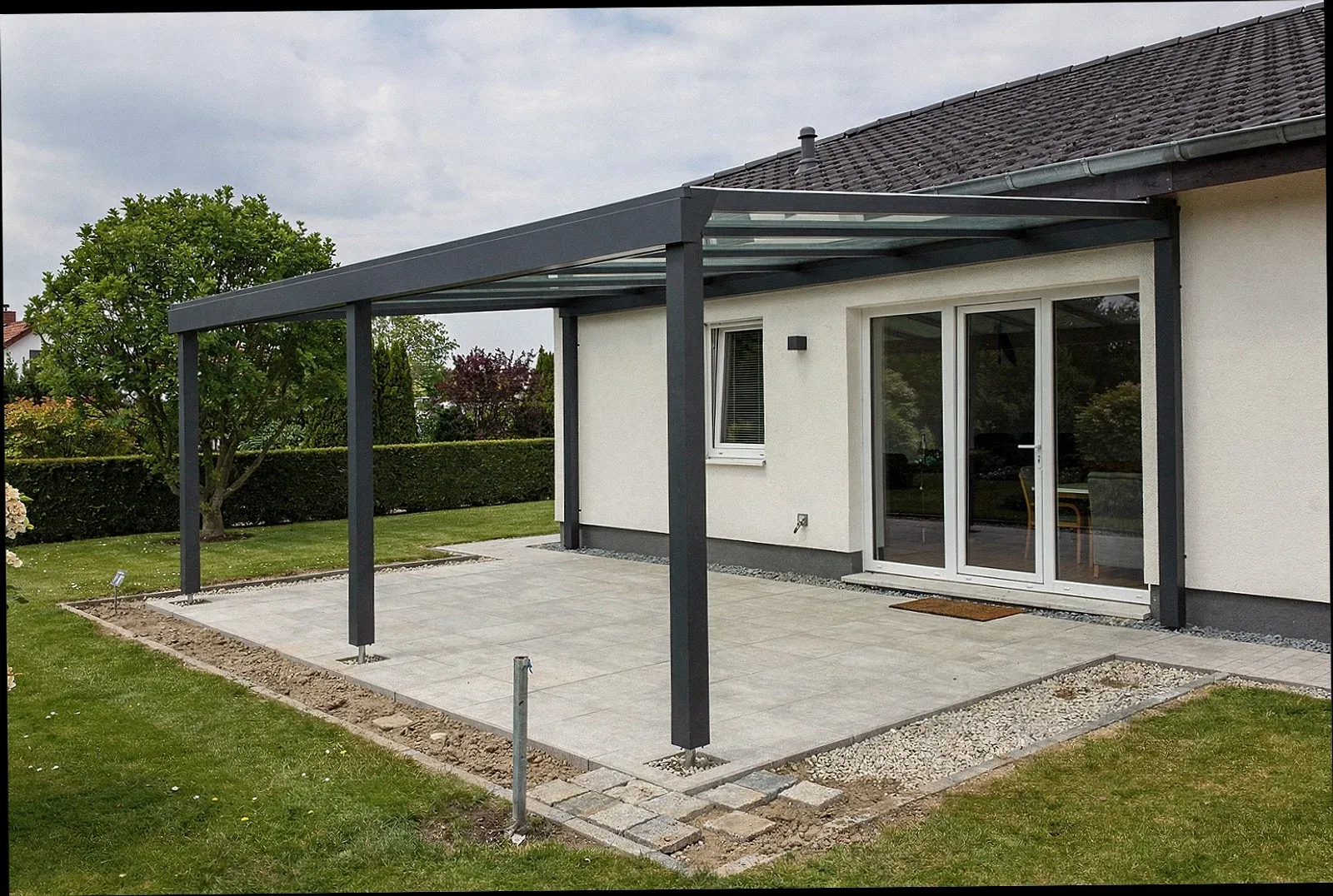 Fertig montierte Terrassenüberdachung am Bestandshaus in Duisburg